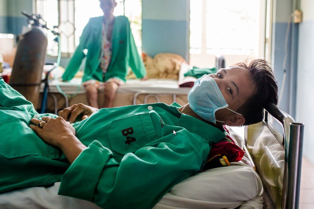 在越南胡志明市，由抗击艾滋病、结核病和疟疾全球基金提供的赠款使这名举重运动员得以在一家专门医院接受耐多药结核病为治疗。 