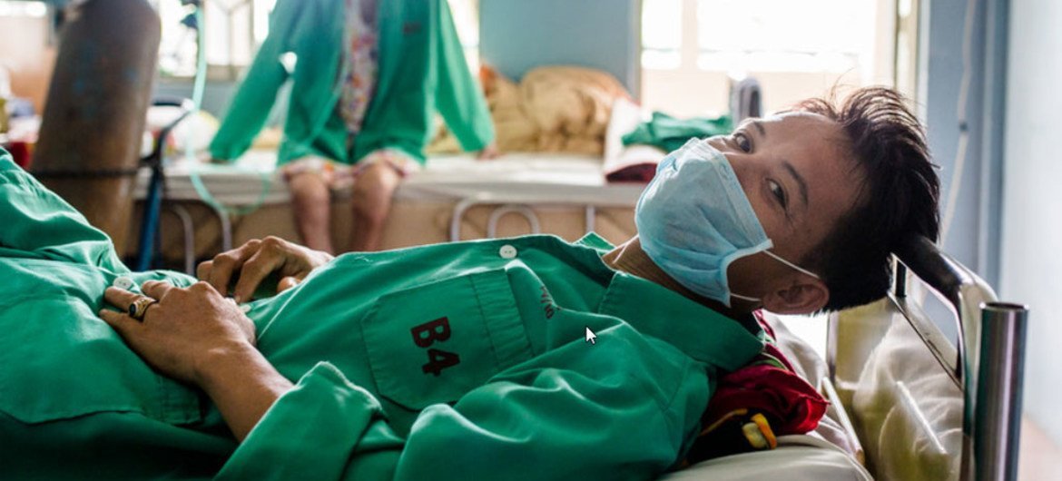 Un joven vietnamita con mascarilla en el hospital. 
