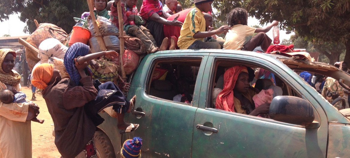 نساء وأطفال يفرون من كاغا باندورو في جمهورية أفريقيا الوسطى نحو تشاد.  المصدر: مكتب تنسيق الشؤون الإنسانية / ايمانويل شنايدر