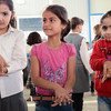 Niñas sirias se lavan las manos en un campamento de refugiados en Iraq. Foto de archivo: UNICEF/Chris Niles