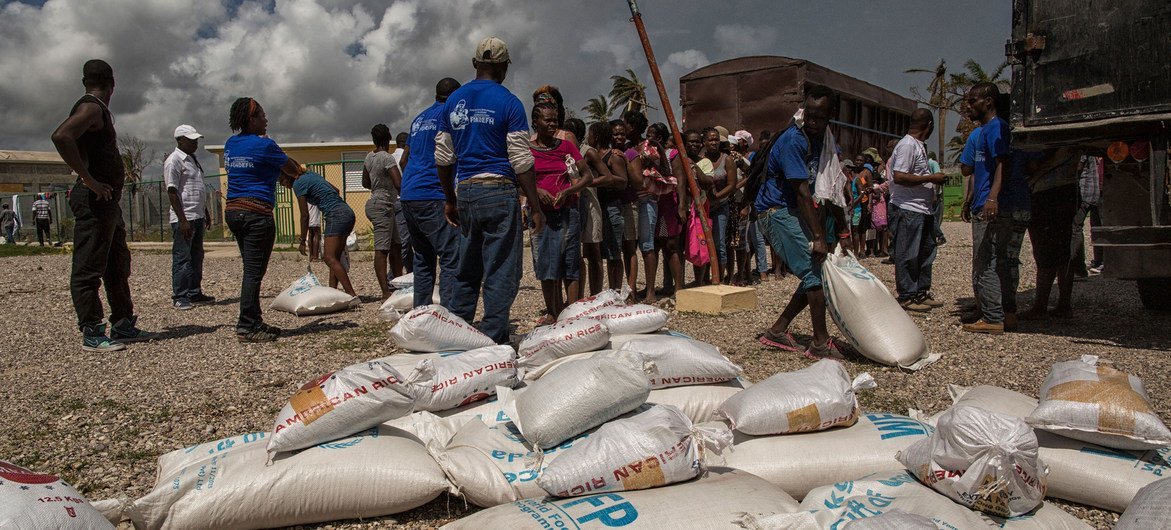 برنامج الأغذية العالمي  يقوم  بتوزيع المواد الغذائية لسكان  على مشارف ليه كاي ، هايتي، التي تضررت بشدة من جراء إعصار ماثيو. المصدر:   بعثة الأمم المتحدة / لوغان أباسي