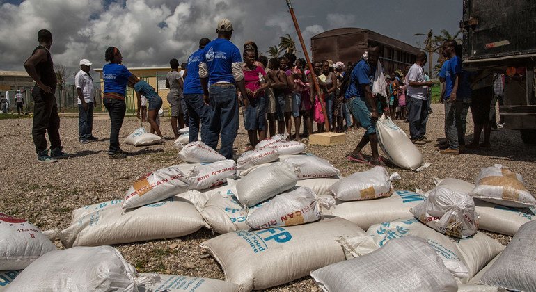 برنامج الأغذية العالمي  يقوم  بتوزيع المواد الغذائية لسكان  على مشارف ليه كاي ، هايتي، التي تضررت بشدة من جراء إعصار ماثيو. المصدر:   بعثة الأمم المتحدة / لوغان أباسي