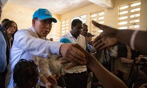 Le Secrétaire général Ban Ki-moon saluent des gens dans un abri, lors de sa visite dans la ville des Cayes, en Haïti, qui a été endommagée par le cyclone Matthew. Photo Logan Abassi ONU/MINUSTAH