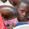 Niños en fila para recibir el almuerzo escolar en Kivu del Norte, en la República Democrática del Congo. Foto de archivo: ONU/Eskinder Debebe