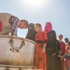 Иракские женщины  и дети, бежавшие из города  Мусул, получают   продуктовые пайки  Фото ЮНИСЕФ