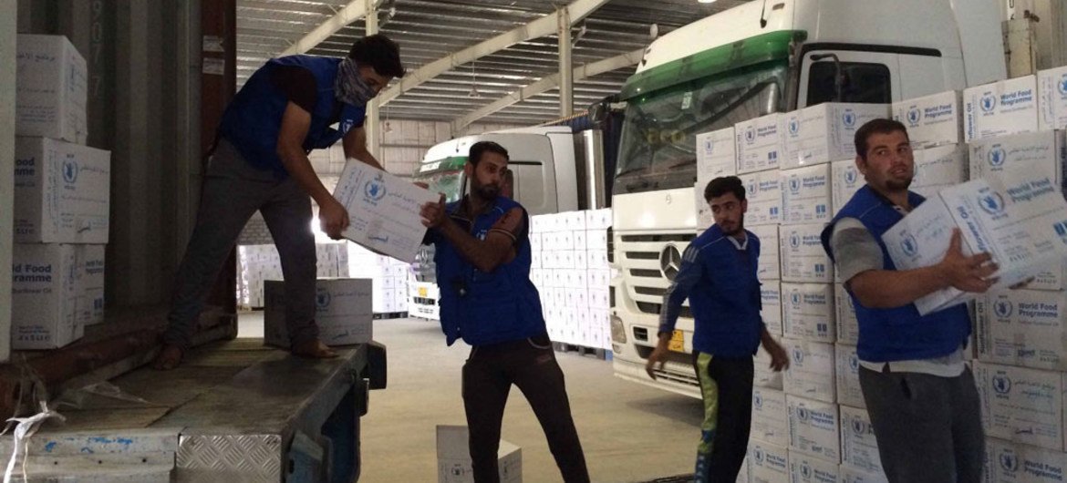 وصول الشاحنات في مستودعات برنامج الأغذية العالمي استعدادا للاستجابة للاحتياجات الإنسانية للفارين من الموصل، العراق. المصدر: برنامج الأغذية العالمي  / الكسندرا مردوخ