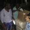 援助组织在海地飓风重灾区分发霍乱防治工具包。世卫组织图片