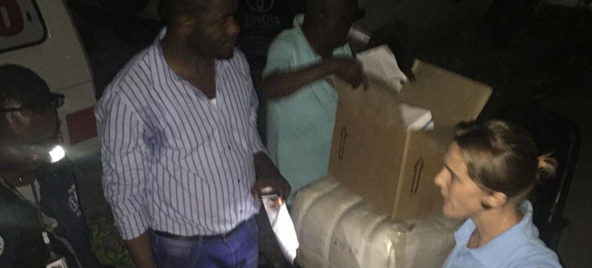 Livraison de kits pour lutter contre le choléra aux Cayes, Haïti, après que la zone ait été ravagée par le cyclone Matthew.