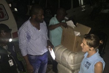 Livraison de kits pour lutter contre le choléra aux Cayes, Haïti, après que la zone ait été ravagée par le cyclone Matthew.