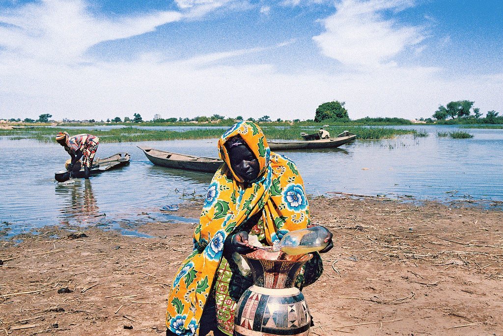 尼日尔的利普塔科-古尔马（Liptako-Gourma）经历了大规模的土地退化和严重的缺水。这位村民不得不付出额外的努力才能保证家里有干净水用。 