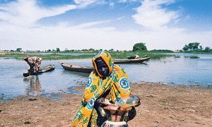 尼日尔的利普塔科-古尔马（Liptako-Gourma）经历了大规模的土地退化和严重的缺水。这位村民不得不付出额外的努力才能保证家里有干净水用。 