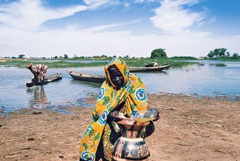 Dans la région de Liptako-Gourma, au Niger, une région qui connaît un manque d'eau, une femme s'efforce de préserver la propreté de son eau. Photo PNUD/Rabo Yahaya
