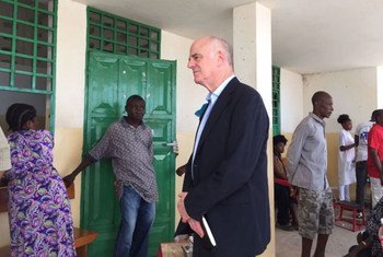 En octobre 2016, le Conseiller spécial David Nabarro rencontre des Haïtiens à Jérémie, qui a été très affectée par l'ouragan Matthew. Photo ONU Haïti