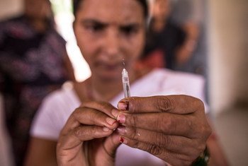 Une infirmière auxiliaire prépare un vaccin dans le centre d'Anganwadi à Begusarai, Bihar, en Inde.
