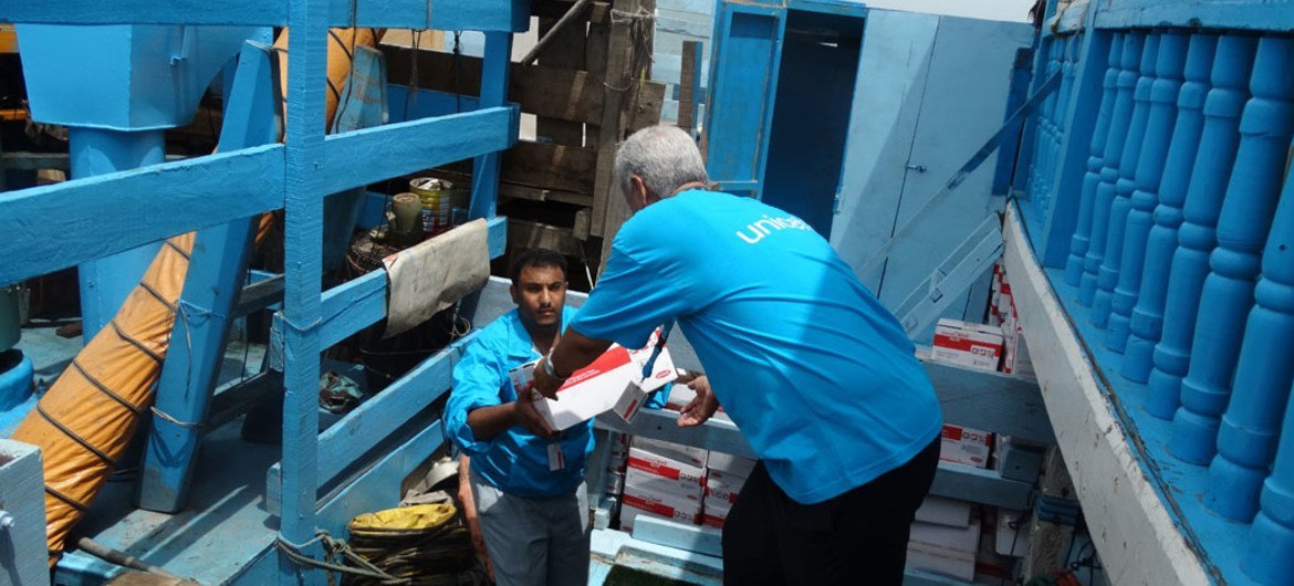 Des provisions d'aide humanitaire en train d'être déchargées dans le port d'Hodeidah, au Yémen.