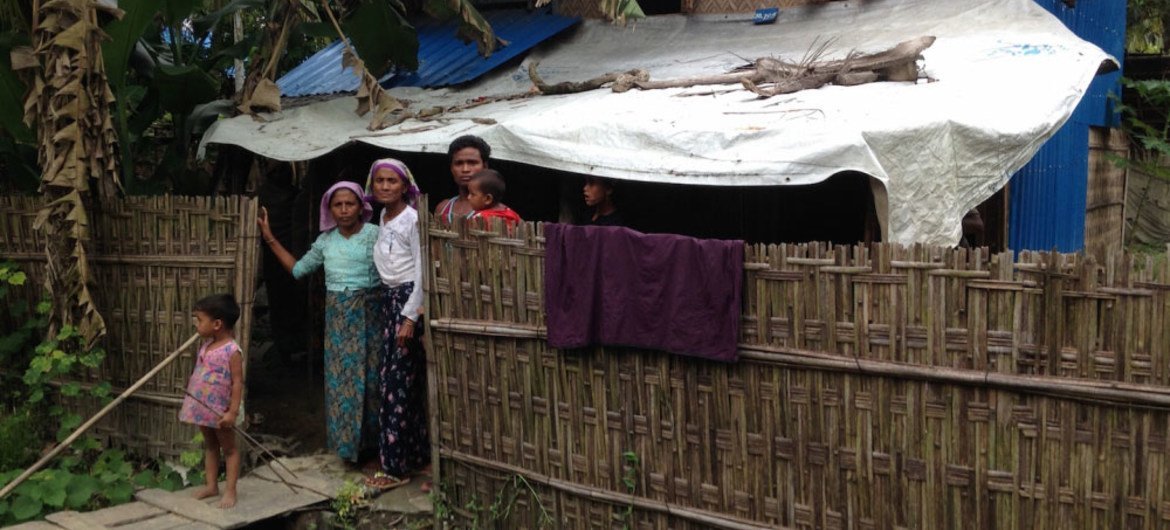 Des Rohingyas déplacés par la violence en 2012 se tiennent devant leur maison reconstruite dans le village d'In Bar Yi, dans l'État de Rakhine, au Myamar. Photo <a href=http://bit.ly/2ehXjcg> Julia Wallace / IRIN </a>