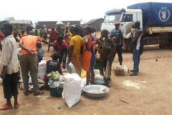 Distribution de nourriture par le PAM à Kaga Bandoro, en République centrafricaine. Photo PAM/Cyridion Usengumuremyi