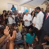 الأمين العام بان كي مون (وسط) يزور مأوى مؤقت لضحايا إعصار ماثيو في ليه كاي ، هايتي،   في 15 أكتوبر. المصدر: الأمم المتحدة / إسكندر ديبيبى