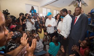 Le Secrétaire général des Nations Unies, Ban Ki-moon, (au centre), visite un abri temporaire pour les victimes de l'ouragan Matthew aux Cayes, en Haïti, lors d'un déplacement le 15 octobre 2016 pendant lequel il a rencontré les communautés, les représentants du gouvernement et les travailleurs humanitaires. Photo ONU/Eskinder Debebe