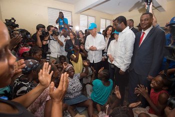 Secretary-General Ban Ki-moon (centre) visits a temporary shelter for victims of Hurricane Matthew in Les Cayes, Haiti, during a trip on 15 October 2016 to meet with communities, Government officials, and humanitarians working in the country.