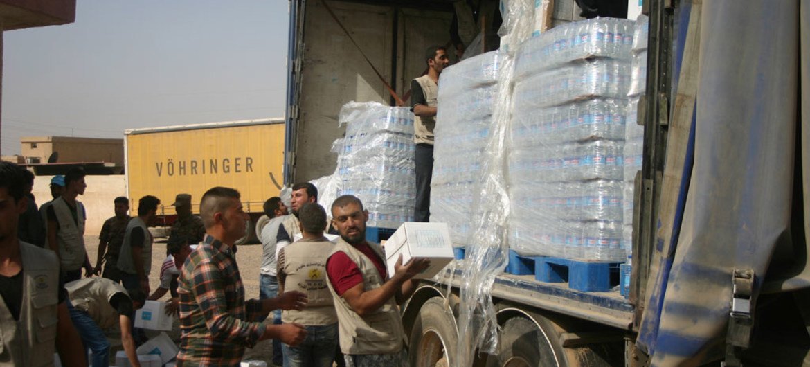 L'UNICEF et son partenaire WEO décharge de l'eau et des kits d'hygiène à Al Houd, gouvernorat de Ninewa, situé au sud de Mossoul, qui a été repris par les forces de sécurité iraquiennes le 17 octobre 2016.