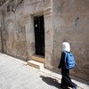 В восточной части  Алеппо  девочка возвращается из школы. Фото ЮНИСЕФ