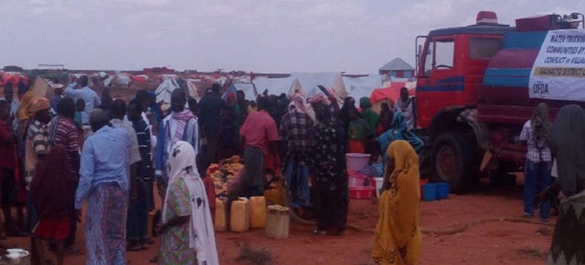 الشركاء في المجال الإنساني في الصومال يقدمون المساعدة  للنازحين في أعقاب اندلاع العنف في غالكايو في 7 أكتوبر 2016. المصدر: مكتب تنسيق الشؤون الإنسانية / جوليد عيسى