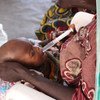 Un enfant souffrant de malnutrition sévère reçoit un traitement dans une clinique à Banki, au nord-est du Nigeria. L'eau, le sucre et les suppléments alimentaires qu'il reçoit doivent augmenter son poids corporel.