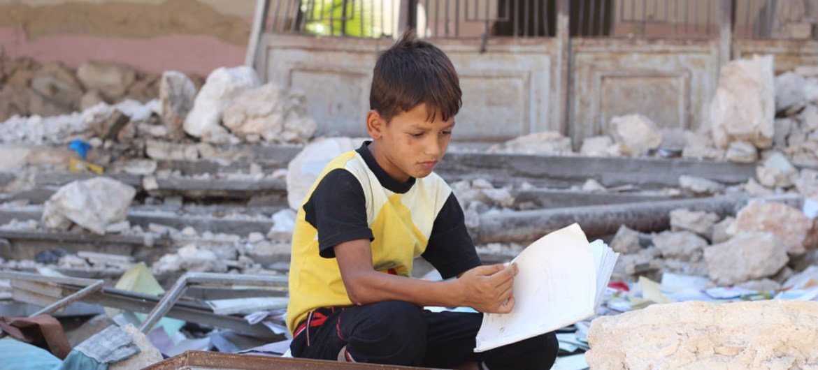طفل نازح من سكان حي الحمدانية في الجزء الغربي من مدينة حلب، في مدرسة تحولت إلى مأوى.