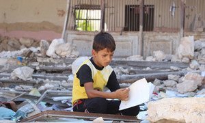 Un enfant déplacé dans le quartier d'al-Hamadaniyah dans la partie ouest de la ville d'Alep, en Syrie, reste dans une école transformée en abri.