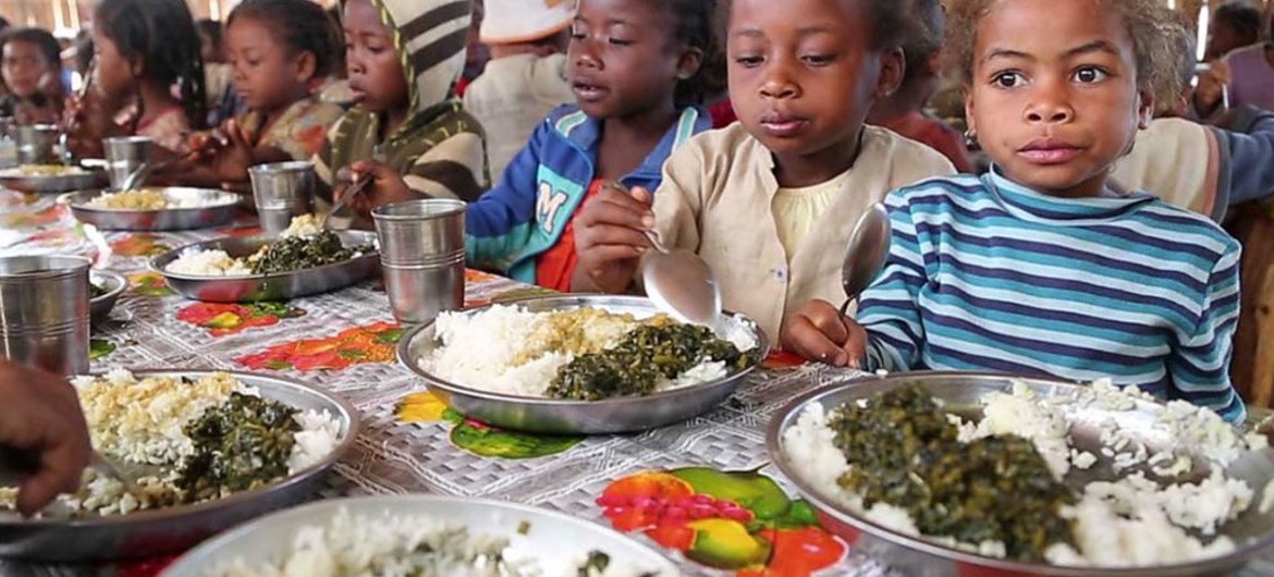 Des enfants malgaches lors d'un repas à l'école. Photo PAM/David Orr