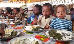 Des enfants malgaches lors d'un repas à l'école. Photo PAM/David Orr