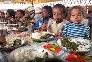 在马达加斯加南部遭受干旱影响的地区，绝大部分儿童在学校吃到的午餐是他们一天当中最有营养的食物。粮食署图片/David Orr