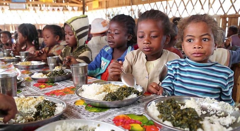 Des enfants malgaches lors d'un repas à l'école. 