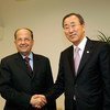Le Secrétaire général Ban Ki-moon (à droite) avec Michel Aoun, à Beyrouth, au Liban, en mars 2007. Photo ONU/Evan Schneider