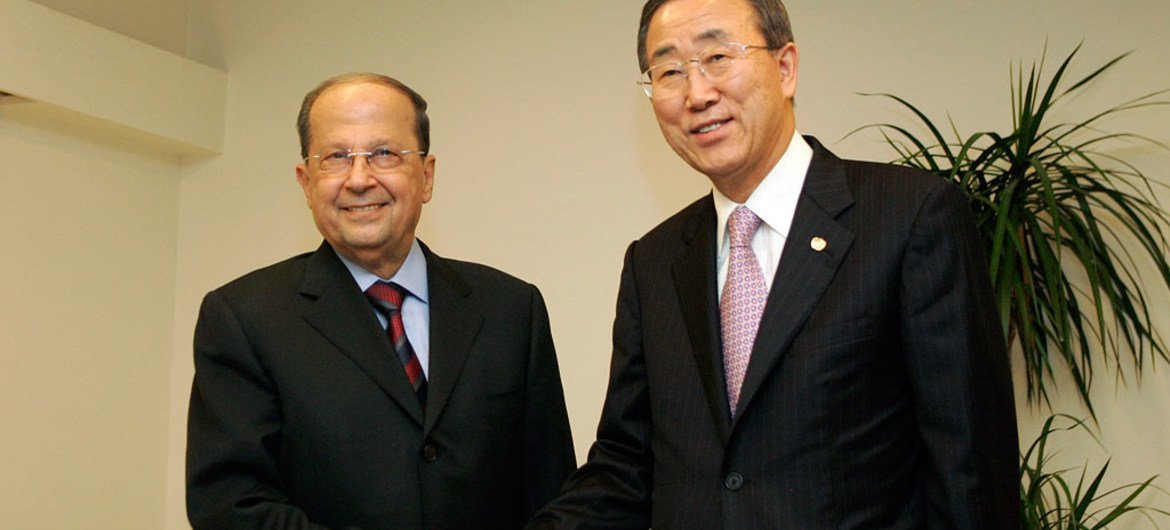 Le Secrétaire général Ban Ki-moon (à droite) avec Michel Aoun, à Beyrouth, au Liban, en mars 2007. Photo ONU/Evan Schneider