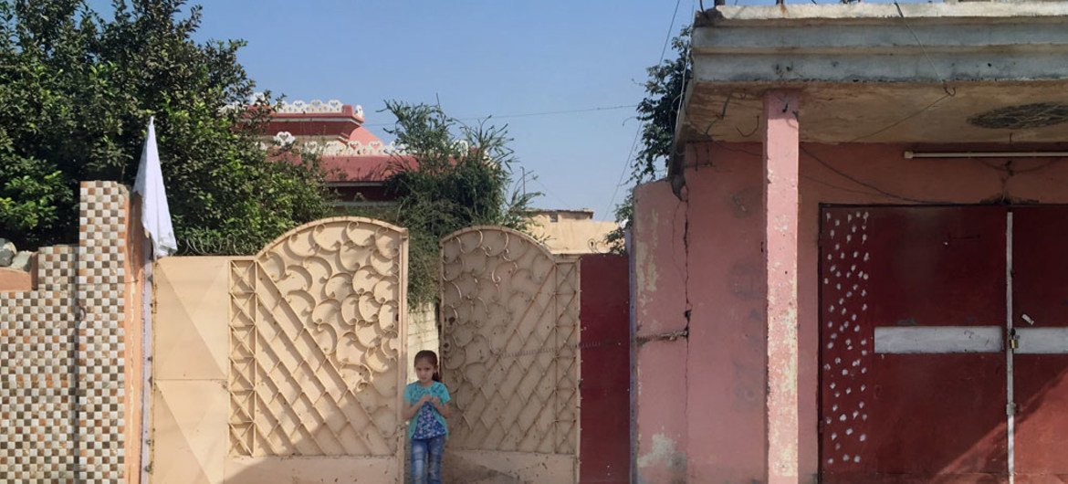 Девочка вышла   за ворота своего дома в городе Мосул, где бесчинствует ИГИЛ и  ведется наступательная военная операция.  Фото ЮНИСЕФ