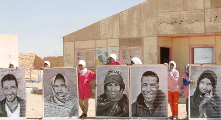 Refugiados del Sahara Occidental sostienen retratos de compañeros en el campo de Smara, cerca de Tindouf (Argelia). Foto de archivo: ONU/Evan Schneider