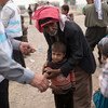 صبي من الذين فروا من قرية جنوبي الموصل، العراق، يتلقى التطعيم ضد الحصبة من فريق الحكومة المحلية  الذي تدعمه اليونيسف. المصدر: اليونيسيف / ليندساي ماكنزي