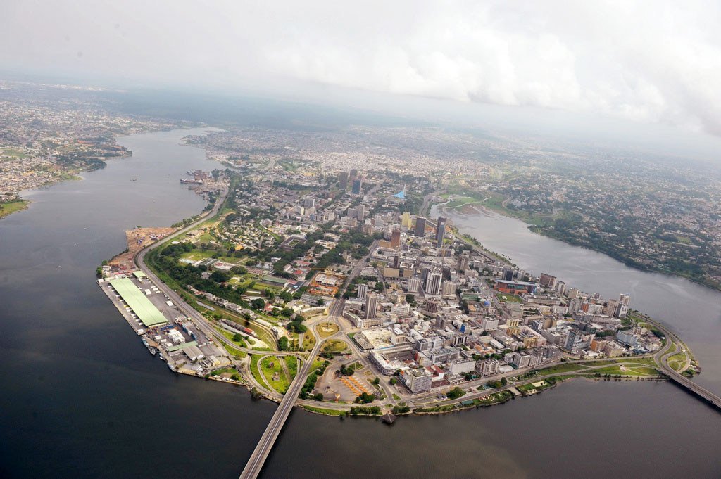 Vue aérienne du quartier du Plateau à Abidjan, en Côte d'Ivoire. 