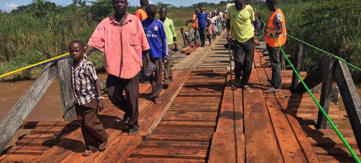 South Sudanese refugees are crossing by foot the Kibali Bridge in the Democratic Republic of the Congo (DRC). UNHCR partially rehabilitated the bridge which was in a state of disrepair in order to make possible the relocation.