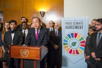 Ban Ki-moon habla a la prensa de la entrada en vigor del Acuerdo de París. Foto: ONU/Rick Bajornas
