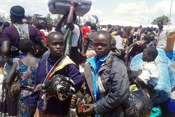Des garçons sud-soudanais tenant des poulets à leur arrivée en Ouganda. Photo Samuel Okiror/IRIN