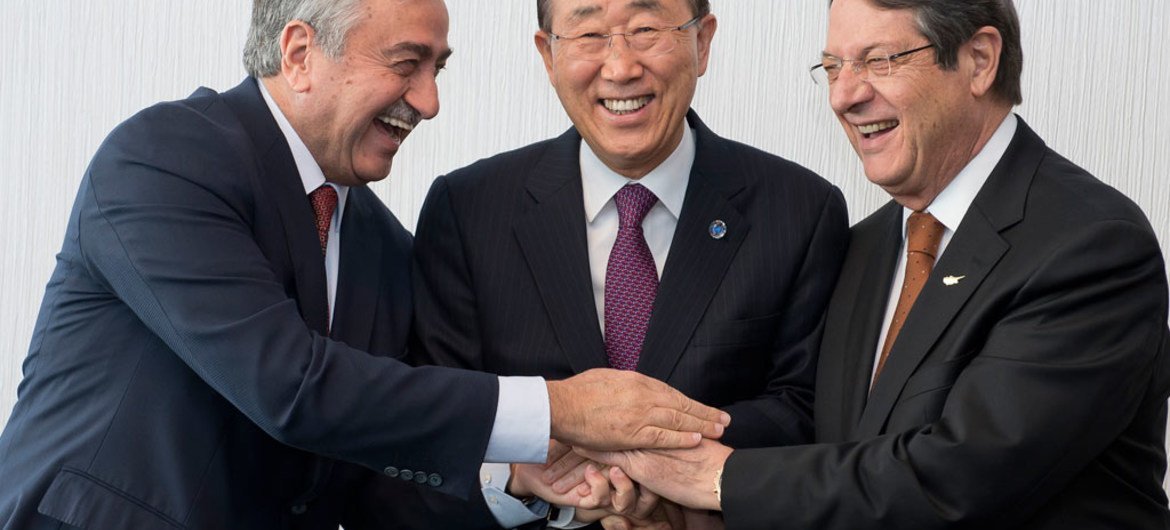 الأمين العام بان كي مون (وسط) يلتقي مع نيكوس اناستاسيادس (اليمين)، زعيم القبارصة اليونانيين، ومصطفى أقينجي، زعيم القبارصة الأتراك. المصدر: الأمم المتحدة / جان مارك فيري