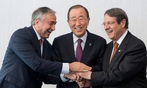 Le Secrétaire général de l'ONU, Ban Ki-moon, (centre) rencontre le dirigeant chypriote grec, Nicos Anastasiades, (droite) et le leader chypriote turc, Mustafa Akinci, à Mont-Pèlerin, en Suisse.