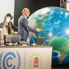 رئيس COP22 وزير الخارجية المغربي صلاح الدين مزوار (يسار) مع و وزير البيئة الفرنسي رئيس COP 21 سيغولين رويال في افتتاح مؤتمر الأطراف 22 في مراكش، المغرب. صور: الاتفاقية الإطارية بشأن تغير المناخ