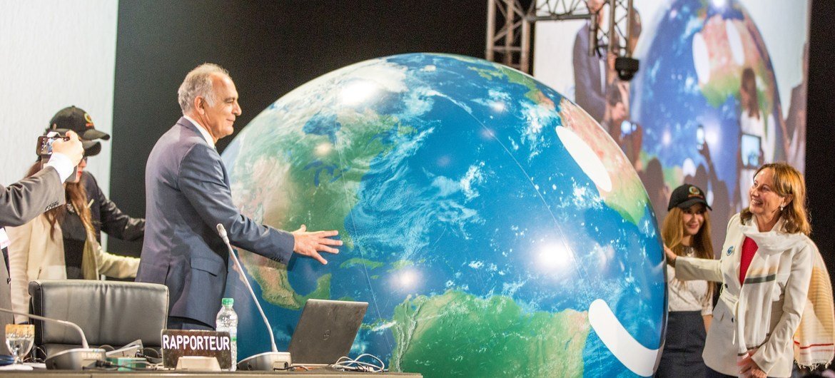 رئيس COP22 وزير الخارجية المغربي صلاح الدين مزوار (يسار) مع و وزير البيئة الفرنسي رئيس COP 21 سيغولين رويال في افتتاح مؤتمر الأطراف 22 في مراكش، المغرب. صور: الاتفاقية الإطارية بشأن تغير المناخ