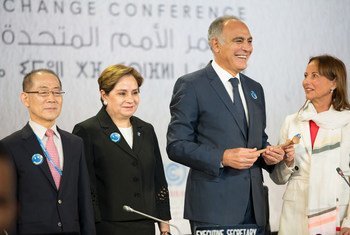 A l'ouverture de la COP 22 (de gauche à droite): le Président du Groupe intergouvernemental d'experts sur le changement climatique, Hoesung Lee, la Secrétaire exécutive de la CCNUCC, Patricia Espinosa ; le Président de la COP 22, Salaheddine Mezouar ; et 