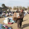 أرشيف: مدنيون يتلقون المساعدات في أفغانستان.الصورة: UNAMA