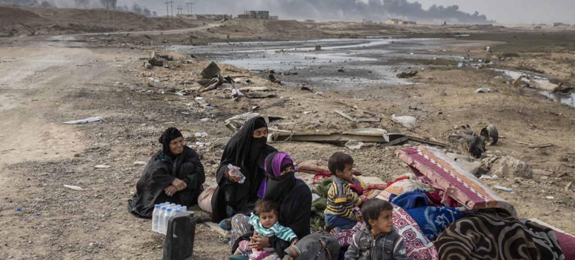 أسرة نازحة بسبب القتال في قرية الشورى، جنوب الموصل. المصدر: مفوضية شؤون اللاجئين / ايفور بريكيت
